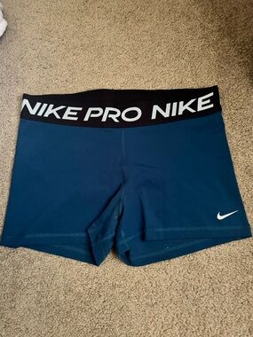 Nike Pros (NWOT)